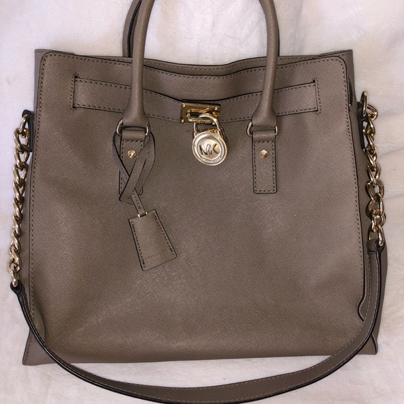 Michael Kors Leather Bag. - Picture 1 of 5